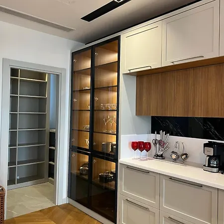 Villa Royal Garden 7 *