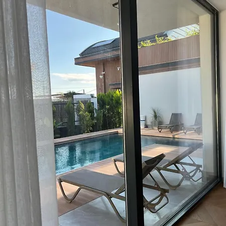 Villa Royal Garden 7 *