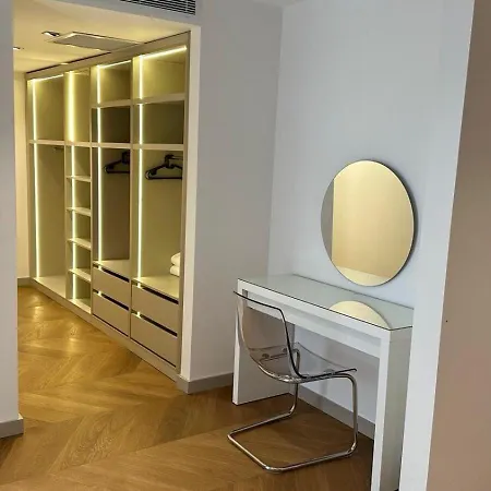 Villa Royal Garden 7 *