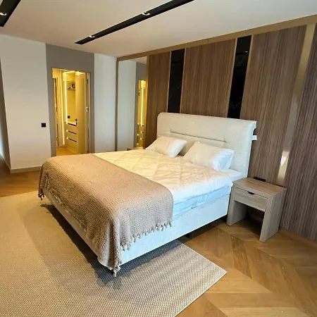 Villa Royal Garden 7 *