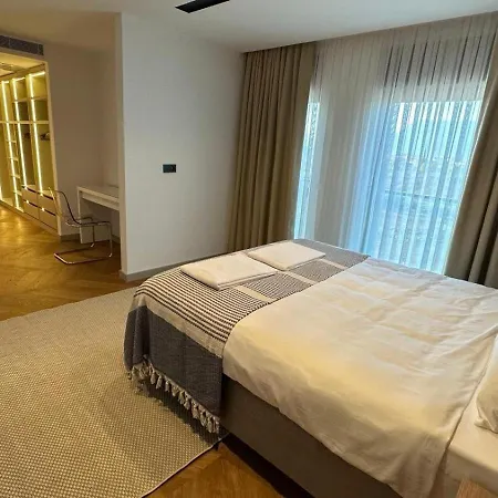 Villa Royal Garden 7 *