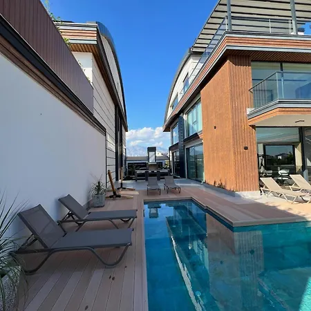 Villa Royal Garden 7 *