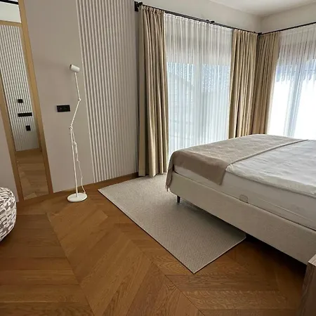 Villa Royal Garden 7 *