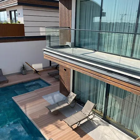 Villa Royal Garden 7 *