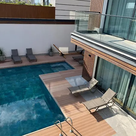 Royal Garden 7 *