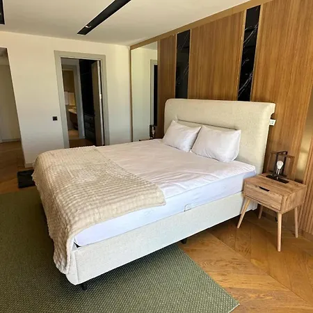Villa Royal Garden 7 *