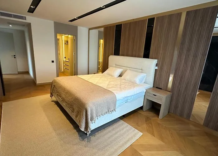 Villa Royal Garden 7 *
