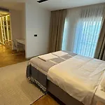 Villa Royal Garden 7 *