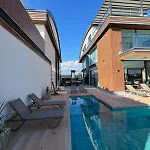 Villa Royal Garden 7 *
